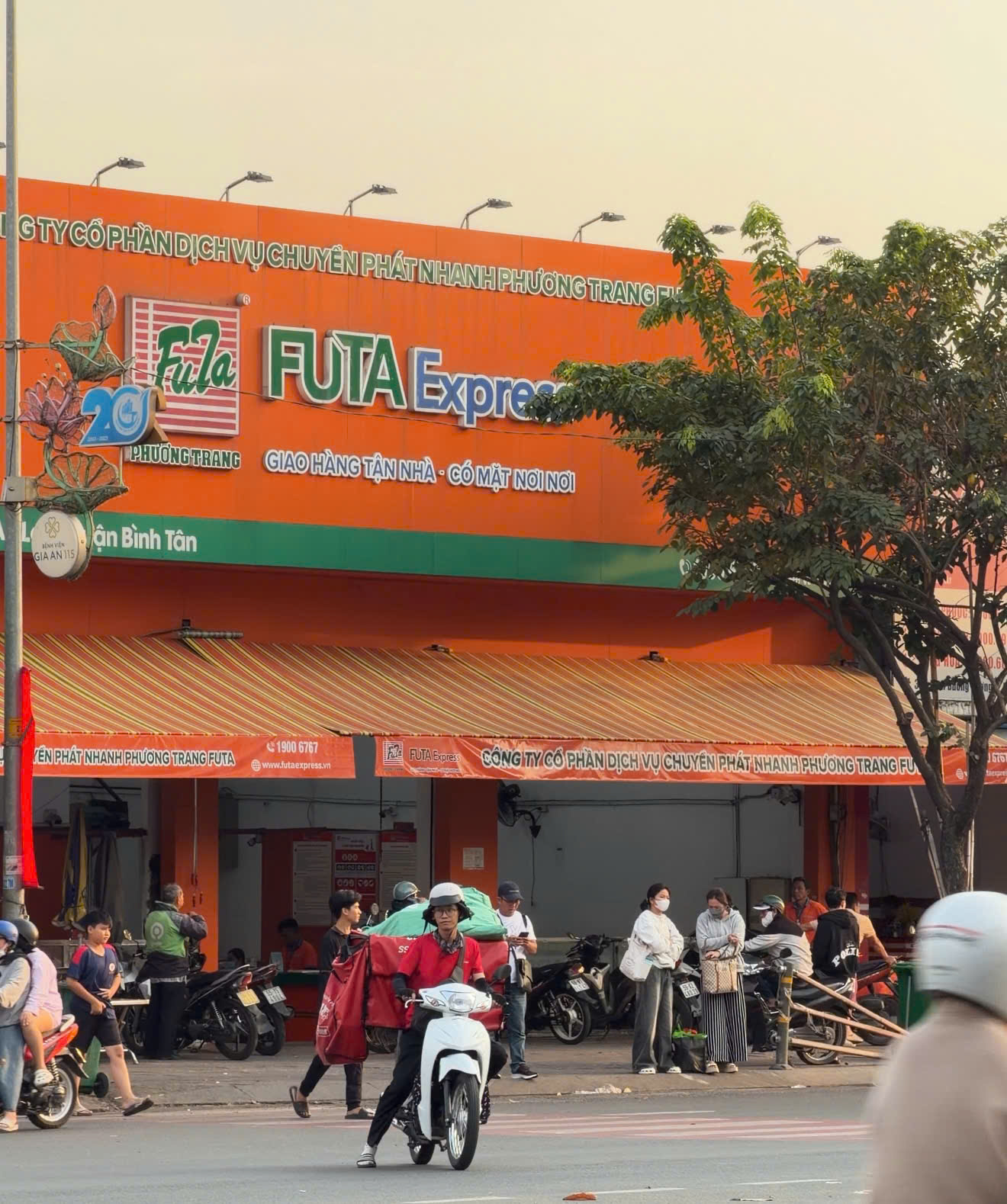 Tuyển Nhân Viên Bốc Xếp Nhà Xe FUTA Phương Trang – Bưu Cục Suối Linh | Lương 360.000đ/Ngày